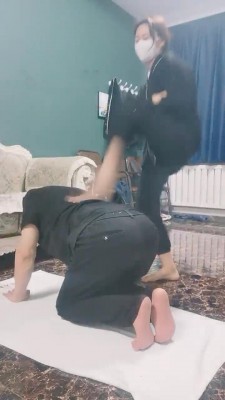 【77s】双女主暴踹狗/舔脚按摩 bf11743