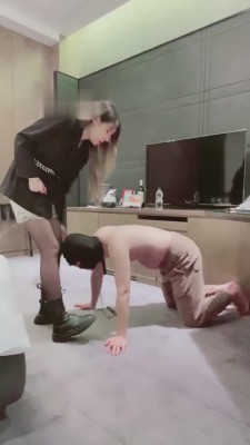 【陈甜女蒂】开发羞辱贱狗-各种踩踏/口水/地毯狗 bf7119