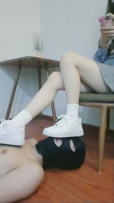 【晨希】小白鞋棉袜玩弄18岁小贱狗 bf5702