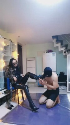 【叶子天津】皮裤皮靴深夜虐狗 bf2858