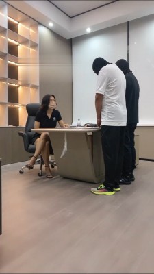 【朱砂痣】女老板责罚业绩垫底的两个员工 bf13957