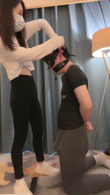 【筱月】车模强迫狗吃白袜/胶带封嘴耳光 bf24671