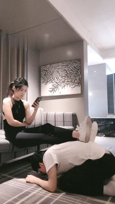 【聆彤】晨跑后虐狗-脚垫/黑船袜脚耳光/头顶鞋惩罚 bf28942
