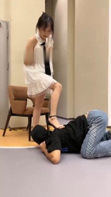 【桃酥S】艺校女神把家奴带大街上虐 bf30342