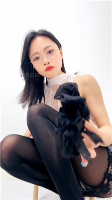【诗诗】老板你怎么在桌底偷闻我袜子    260508-43