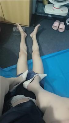 【思思】臭脚丫玩虐小骚M【完整版】   JS260828-21