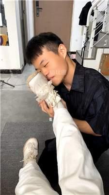 【小宇】脏鞋白袜玉足品尝舔    JS260908-11